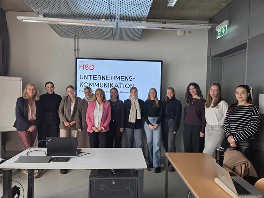 Eva Blomenkamp, Leiterin Dezernat Kommunikation und Marketing der Hochschule Düsseldorf, gab am 12. November spannende Einblicke in die PR-Arbeit der Hochschule Düsseldorf: zwischen Social Media, Wissenschaft und gesellschaftlicher Verantwortung. 